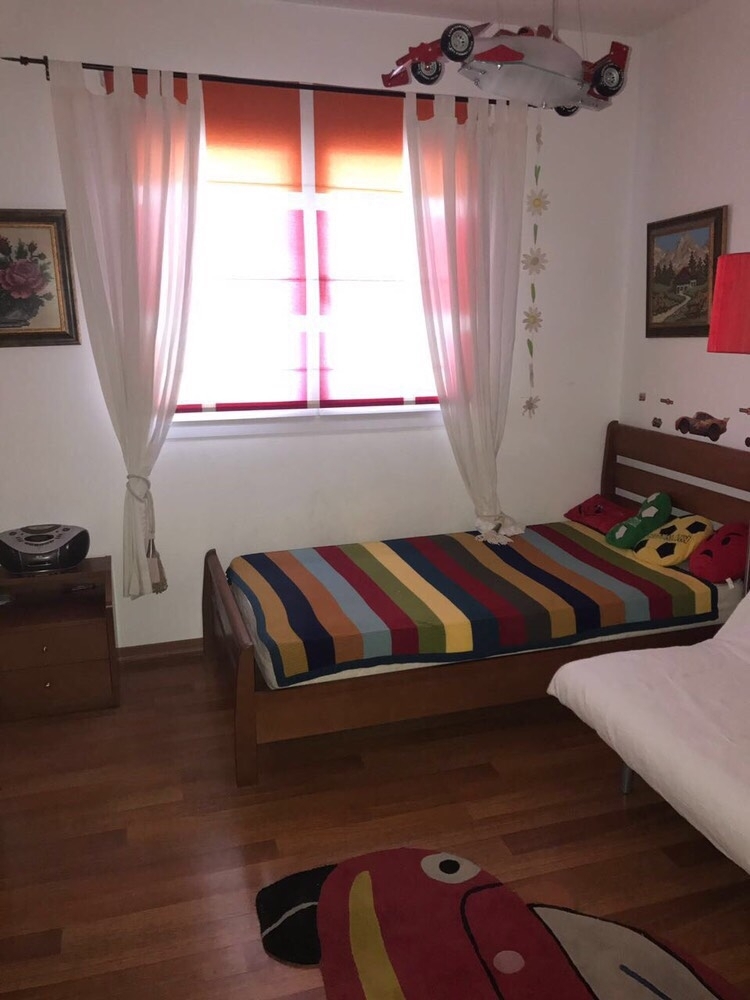 The smaller bedroom