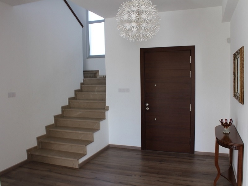 Entrance / Stairway
