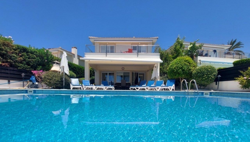 PCORA-HRES-6651 4 BEDROOM HOUSE IN CORAL BAY ***SOLD***