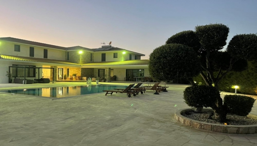 LDRO-HRESQ-6652 8 BEDROOM HOUSE IN DROMOLAXIA