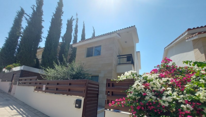 LPYR-HRESM-7061 3 BEDROOM DETACHED HOUSE IN PYRGOS ***SOLD***