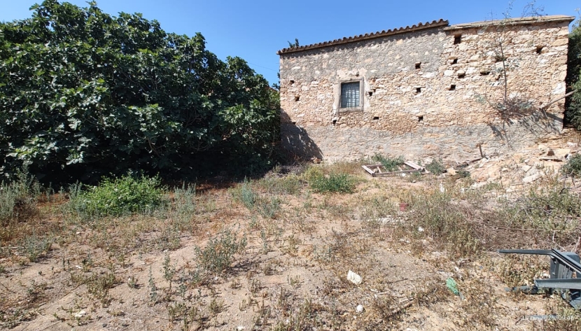 LAXY-PRESM1-7751 LAND FOR SALE IN XYLOTYMBOU VILLAGE WITH OLD STONE HOUSE; LARNACA DISTRICT