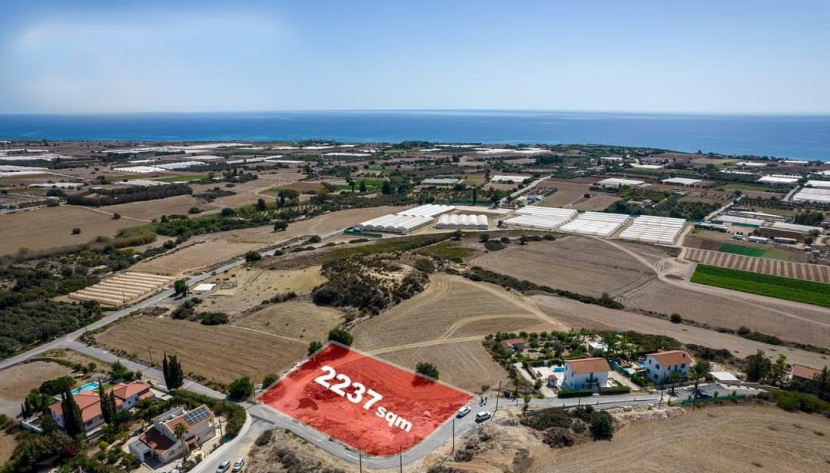LAMAR-PRESB-7773 LARGE RESIDENTIAL LAND WITH SEA VIEWS IN MARONI