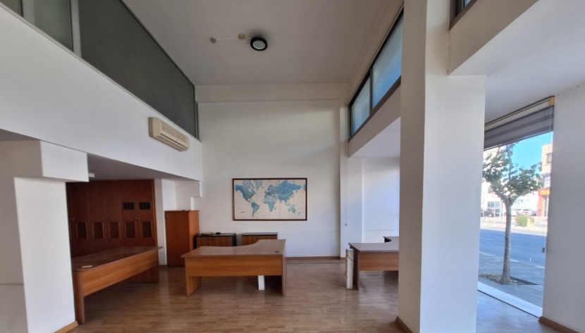 LCEN-CSER-7946 COMMERCIAL SHOP IN HIGH-TRAFFIC MAIN ROAD LOCATION IN LIMASSOL CENTER