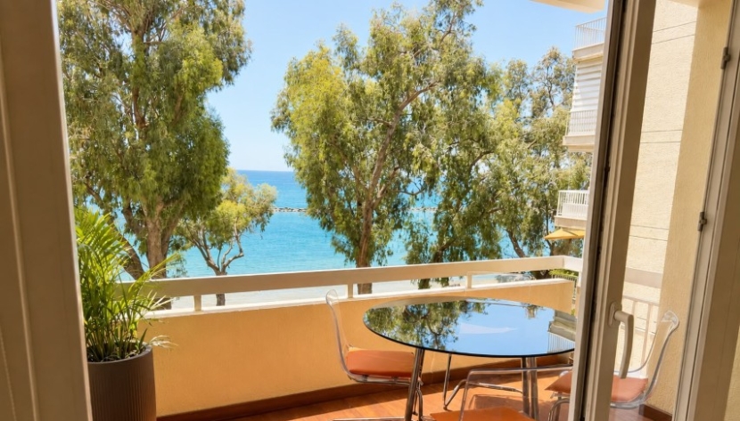 LAMA-ARES-7983 3 BEDROOM APARTMENT BEACH FROND IN AMATHUS AREA
